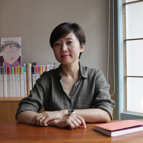 “웃어도 돼요. 웃으라고  쓴 책이에요”『잘돼가? 무엇이든』이경미 감독