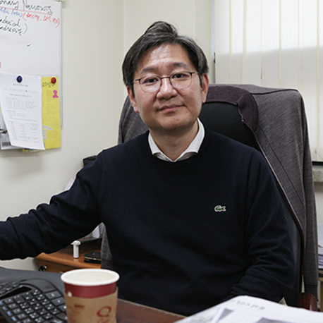 우리 삶에 죽음을 조금 끌어안았으면『나는 매주 시체를 보러 간다』유성호