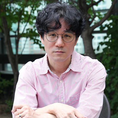사회 구조를 능숙하게 이야기로 바꿔놓는 소설가 장강명의 신간 『산 자들』 인터뷰