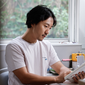엄마의 죽음을 껴안고, 쓰고, 살아가고『수월한 농담』송강원
