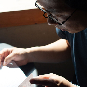 번역가이자 스탠드업 코미디언, 박재용이 말하는 《삶에게 웃으며 말 거는 법》