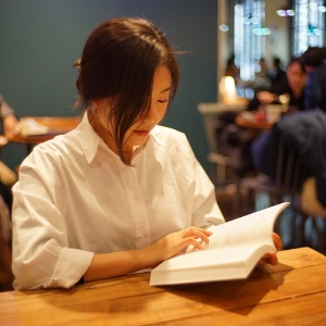어둠 속을 더듬어 걸어가야 하는 당신에게『우리는 달빛에도 걸을 수 있다』고수리