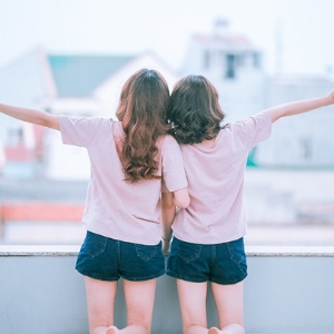 [박혜진의 한낮의 독서] 퀴어 워맨스(womance)