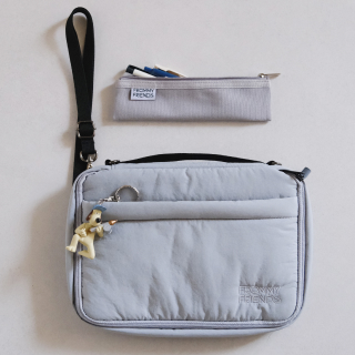 심플하지만 세심한 디테일로 완성된 북백