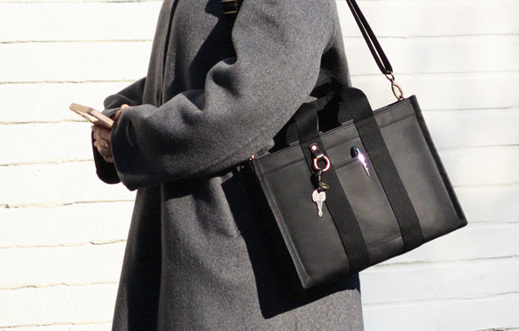 새로운 컬러와 원단으로 돌아온 스퀘어 북백