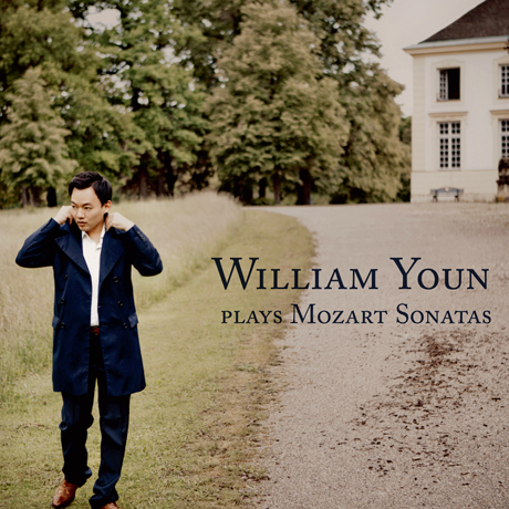 PLAYS MOZART SONATAS [윤홍천: 모차르트 피아노 소나타 1집]