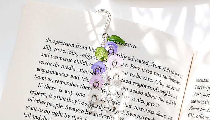 책장 사이 따뜻한 쉼표 하나