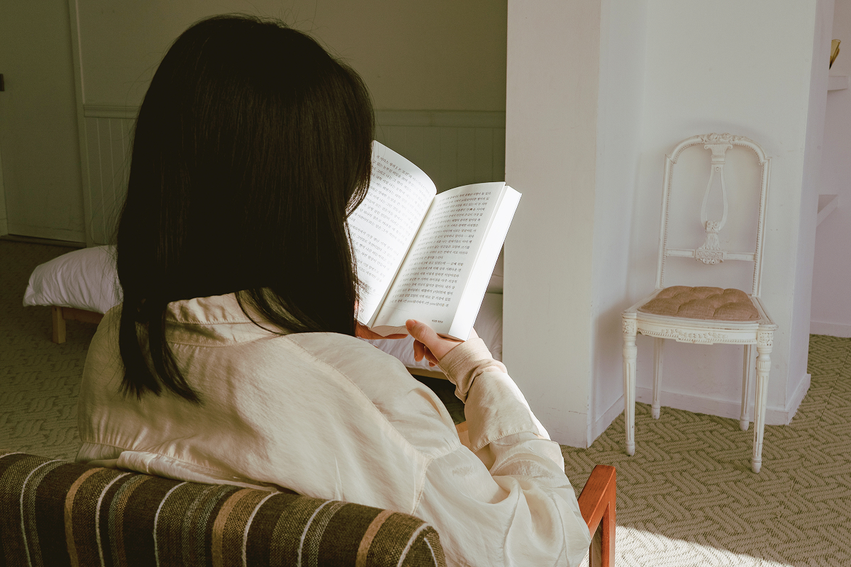 침대에서 책을 읽는 장면