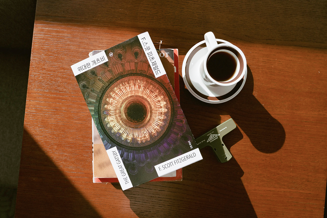 테이블 위 책과 잡지