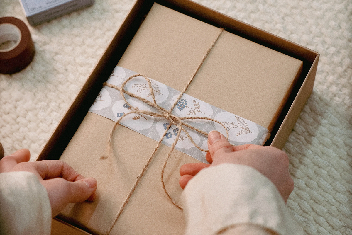 책을 정성스럽게 포장하는 장면