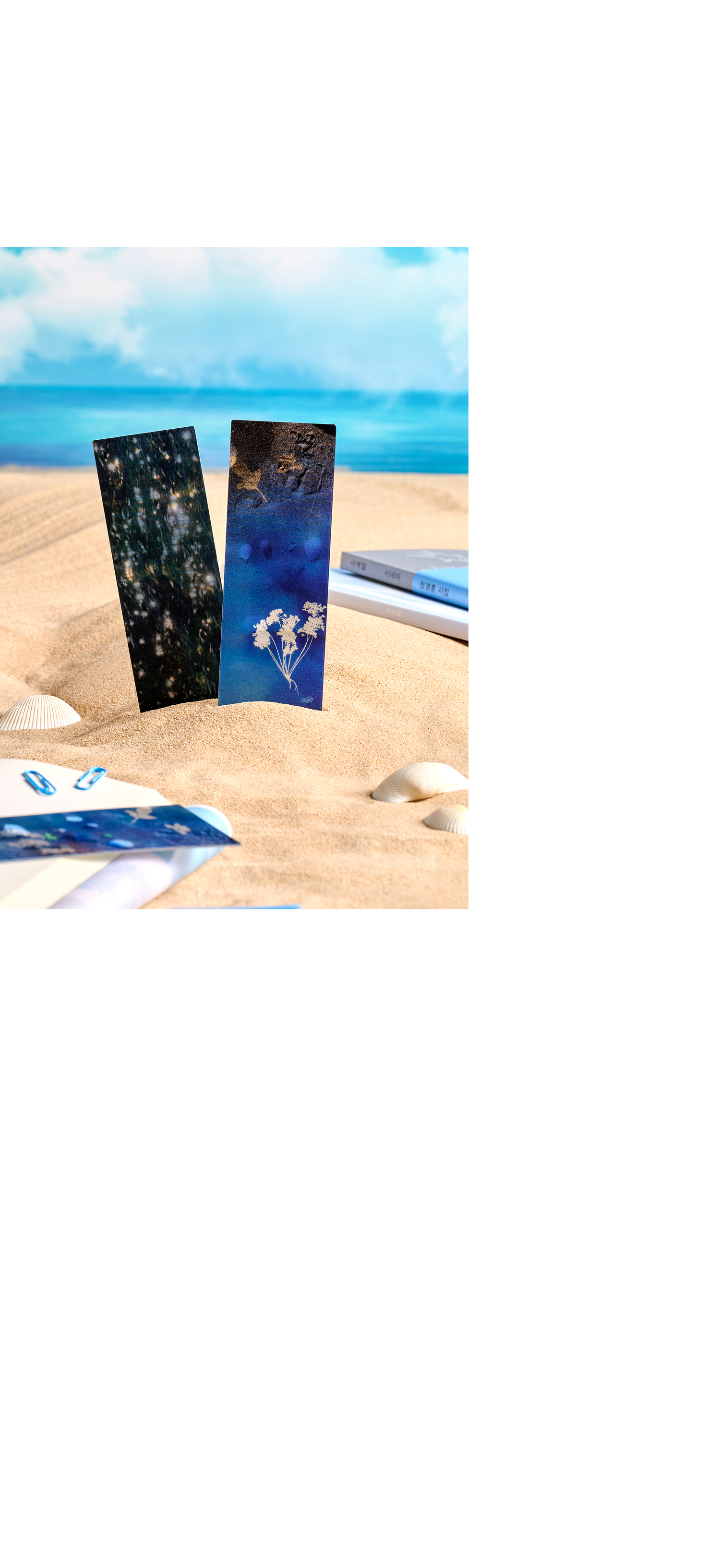 #2 bookmark | 놓치고 싶지 않은 페이지, 읽던 곳의 위치를 신비로운 푸른빛으로 기억해 보아요. 페이지 사이에 머무는 푸른 잔상은 각도에 따라 변할 거예요.