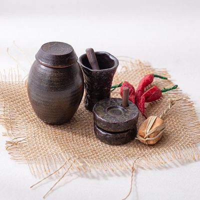 한옥 마을 항아리 미니어처 세트 (받침 포함)