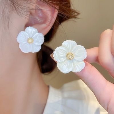 자개 화이트 플라워 꽃잎 금색 꽃술 925 실버 귀걸이