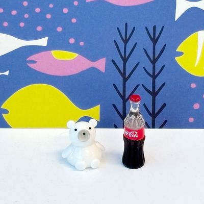 유리 미니어쳐 앉아있는 북극곰