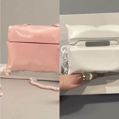 포근한 느낌의 베개 모양 에어팟 프로 케이스