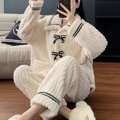 여성 포근한 겨울 카라 블랙 트리밍 포인트 리본 디테일 여유핏 홈웨어 수면잠옷(WFLPW7O)