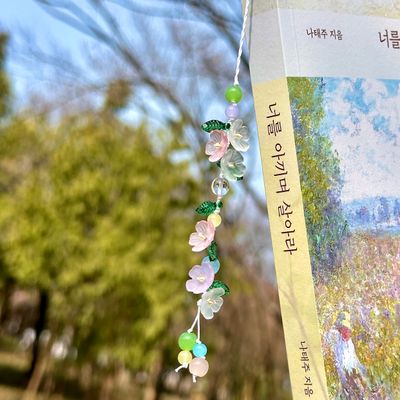 화창한 어느 날, 봄이 초대해준 비밀 정원 끈갈피