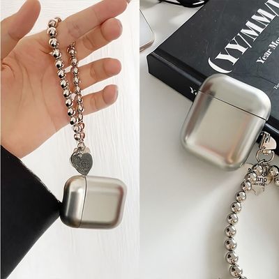 미니멀리스트 스타일의 실버 에어팟 프로 케이스