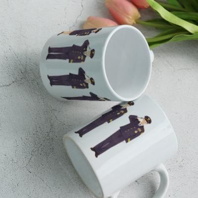 cf924-디자인머그컵2p-제복입고경례하는경찰관