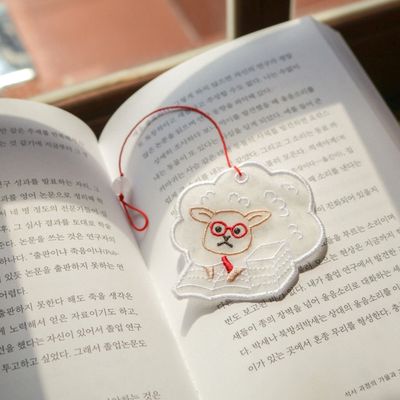 앞서가 볼 양 자수 책갈피