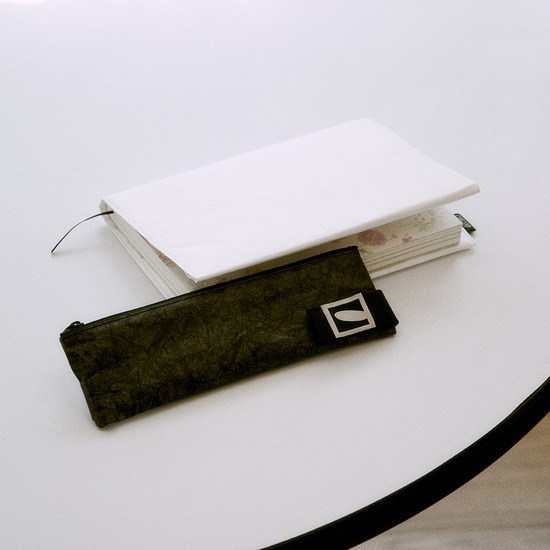 [큐클리프] 타이벡 밴딩 펜 케이스 (화이트/블랙 택)