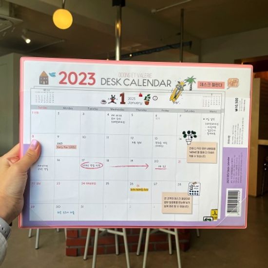 2023 캘린더 오동에 발레리 데스크 