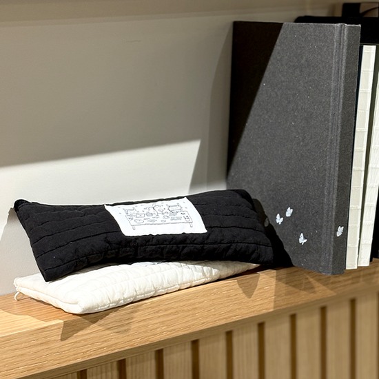 [교보문고X미니모니] 직조라벨 누빔 펜파우치