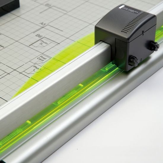 CARL A4 40매재단 형광플레이트 문서재단기 DC-210N