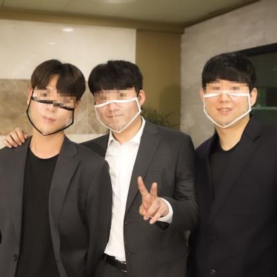 결혼식 하객 단체 사진 웨딩 립리딩 입보이는 마스크