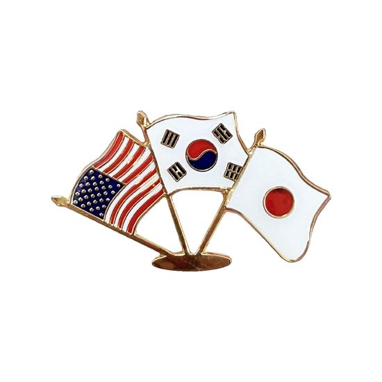 휘날리는 한미일 3국 깃발 자석뱃지