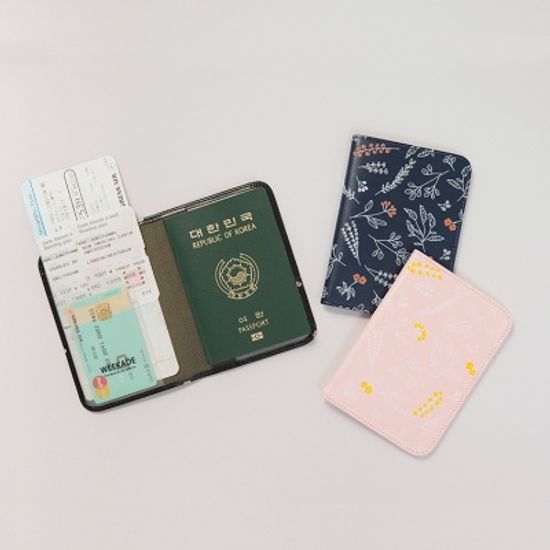 BOTANICAL PASSPORT CASE