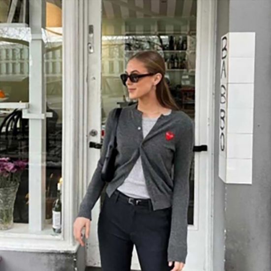 꼼데가르송 라운드넥 레드와펜 여성용 가디건