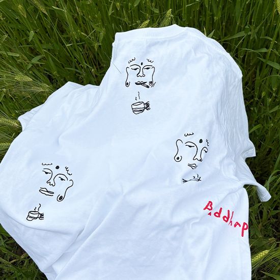 다정하고 자유롭게 티셔츠