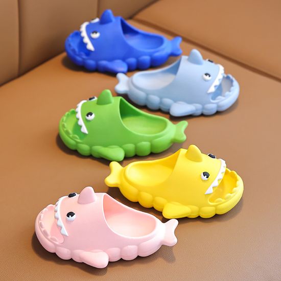 아기상어 캐릭터 슬리퍼 미끄럼방지 푹신한 여름 신발