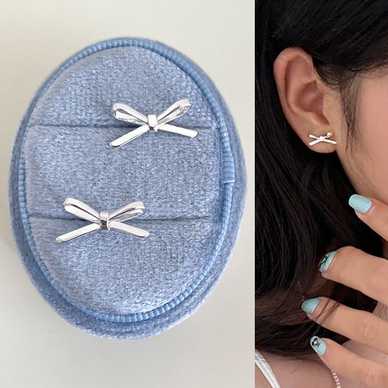 푸기 실버 리본 심플 스터드 귀걸이