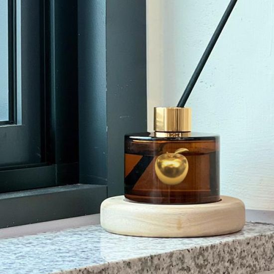 eh458-꼬망드우드받침디퓨저_황금사과일러스트