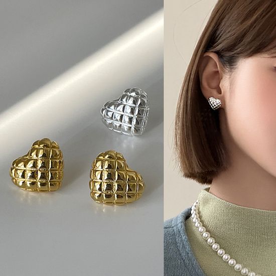 베어트 와플 하트 퀼팅패턴 스터드 귀걸이 (2color)