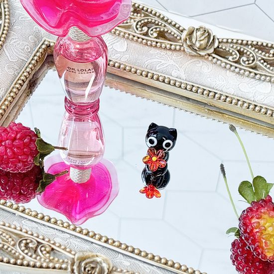 유리 미니어쳐 꽃을 든 고양이 블랙