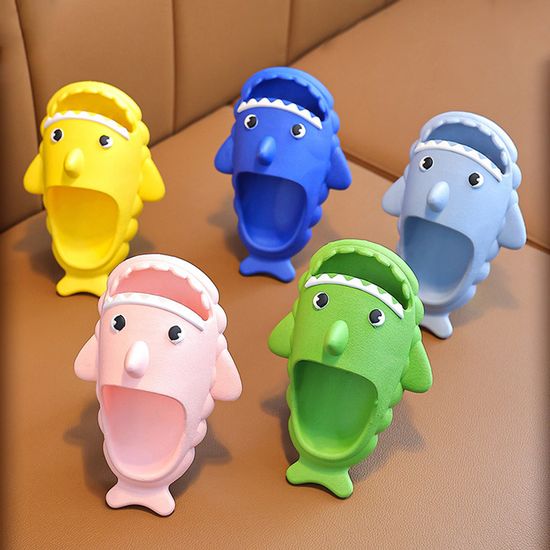 아기상어 캐릭터 슬리퍼 미끄럼방지 푹신한 여름 신발