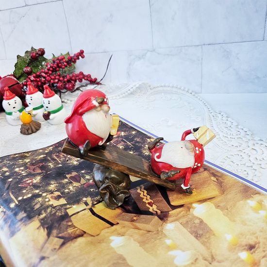 시소타는 선물 산타 인형