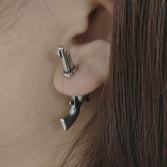 리볼버 총 권총 귀걸이 피어싱 귀찌 특이한 악세사리
