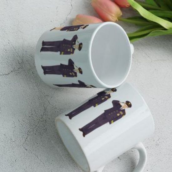 cf924-디자인머그컵2p-제복입고경례하는경찰관