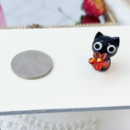 유리 미니어쳐 꽃을 든 고양이 블랙