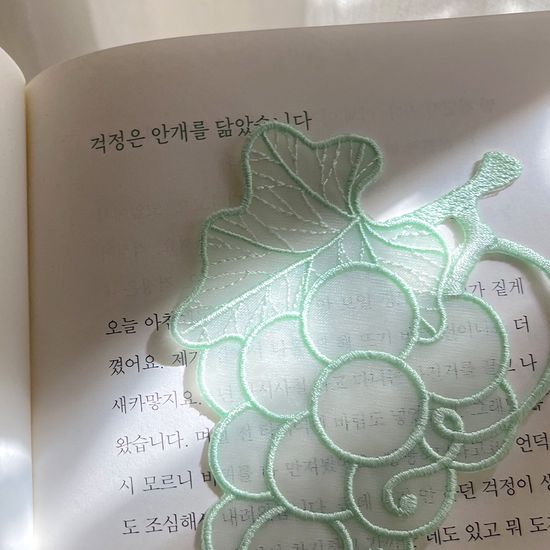 포도송이 한 장 ~ 자수 책갈피