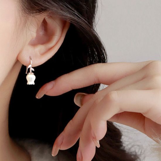 여성 은방울 화이트 후크 귀걸이 [은침]